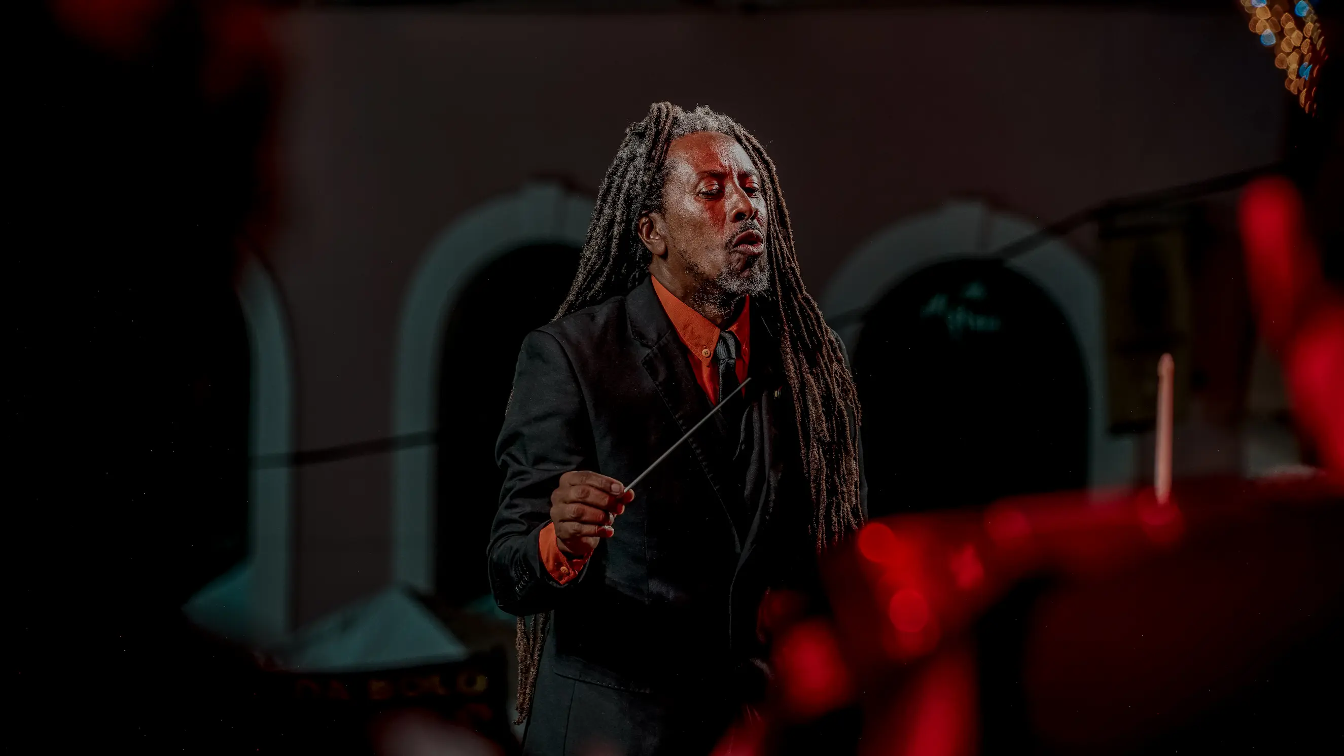 Músicos da orquestra posando para foto